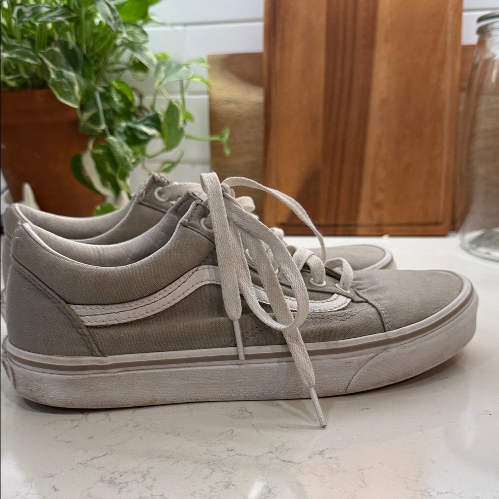 Old Skool Vans: Grey and White